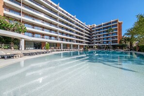 2 piscinas al aire libre, sillones reclinables de piscina