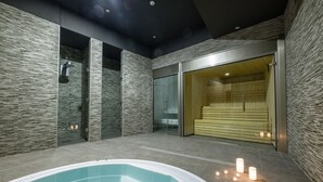 A modern spa area with a hot tub, glass doors, and a sauna. - California Garden (Salou)