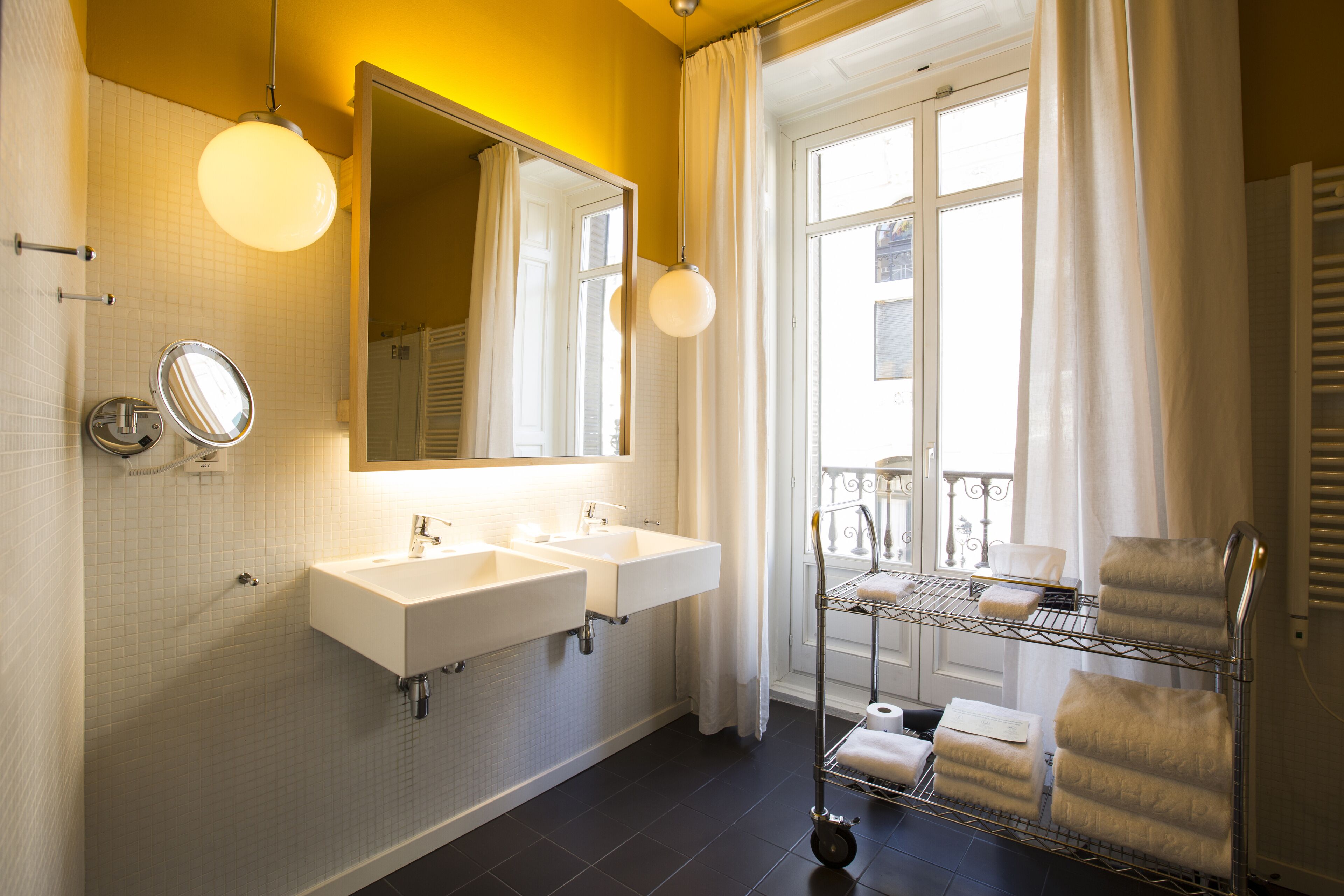 shower, eco-friendly toiletries, towels, shampoo