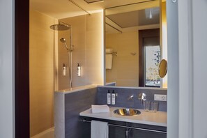 Superior Room | Bathroom | Combined shower/tub, designer toiletries, hair dryer, bidet - El Sant Cugat (Sant Cugat del Valles)