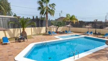 Una piscina al aire libre de temporada