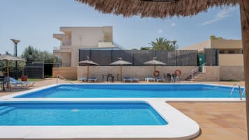 Una piscina al aire libre de temporada