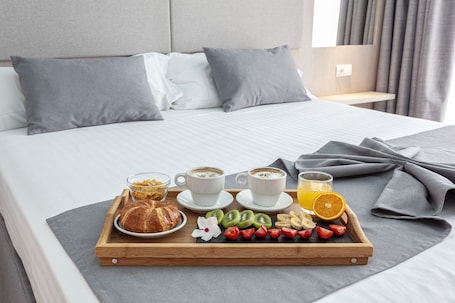 Junior Studio Suite | Minibar, in-room safe, individually furnished, desk. Hospedium Hotel Abril