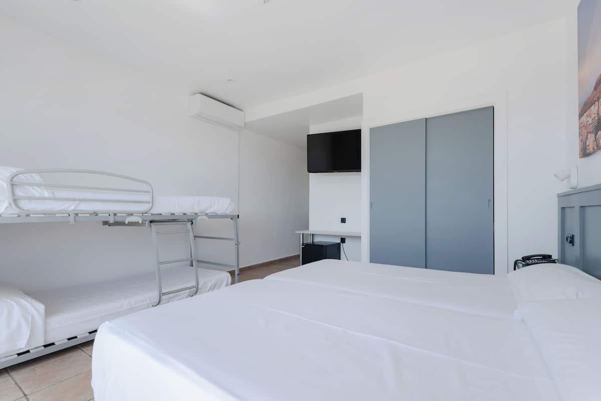 Camera quadrupla, terrazzo | Minibar, una cassaforte in camera, con arredamento individuale