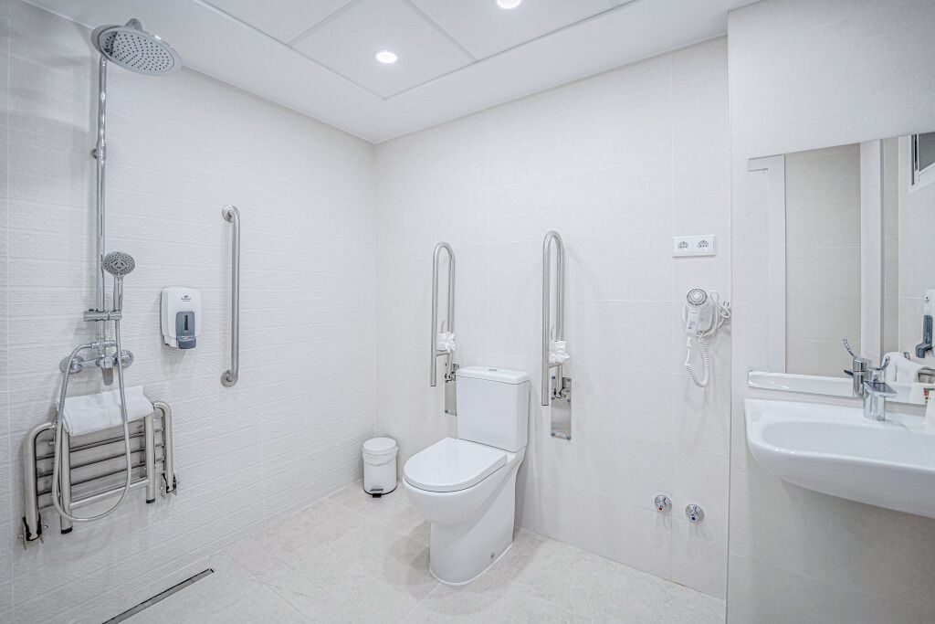 Ein modernes Badezimmer mit Toilette, Bidet, Dusche und Waschbecken.