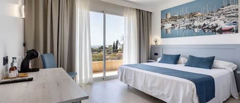 Executive Double Room | Minibar, in-room safe, individually furnished, desk