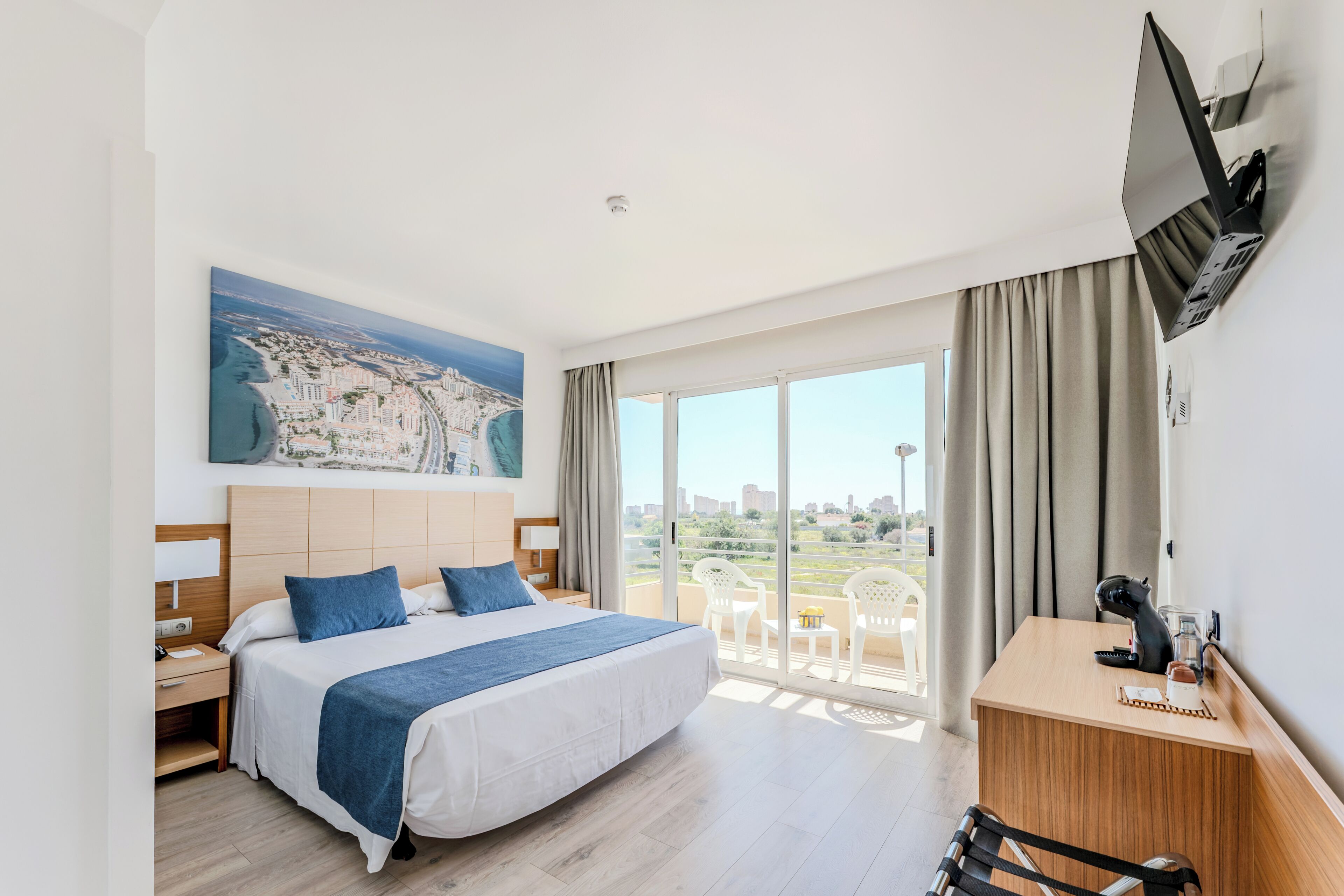 Habitación ejecutiva doble | Minibar, caja fuerte, mobiliario individual y escritorio