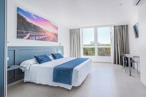 Quarto casal, 1 cama de casal, terraço | Frigobar, cofres nos quartos, individualmente mobiliados, escrivaninha