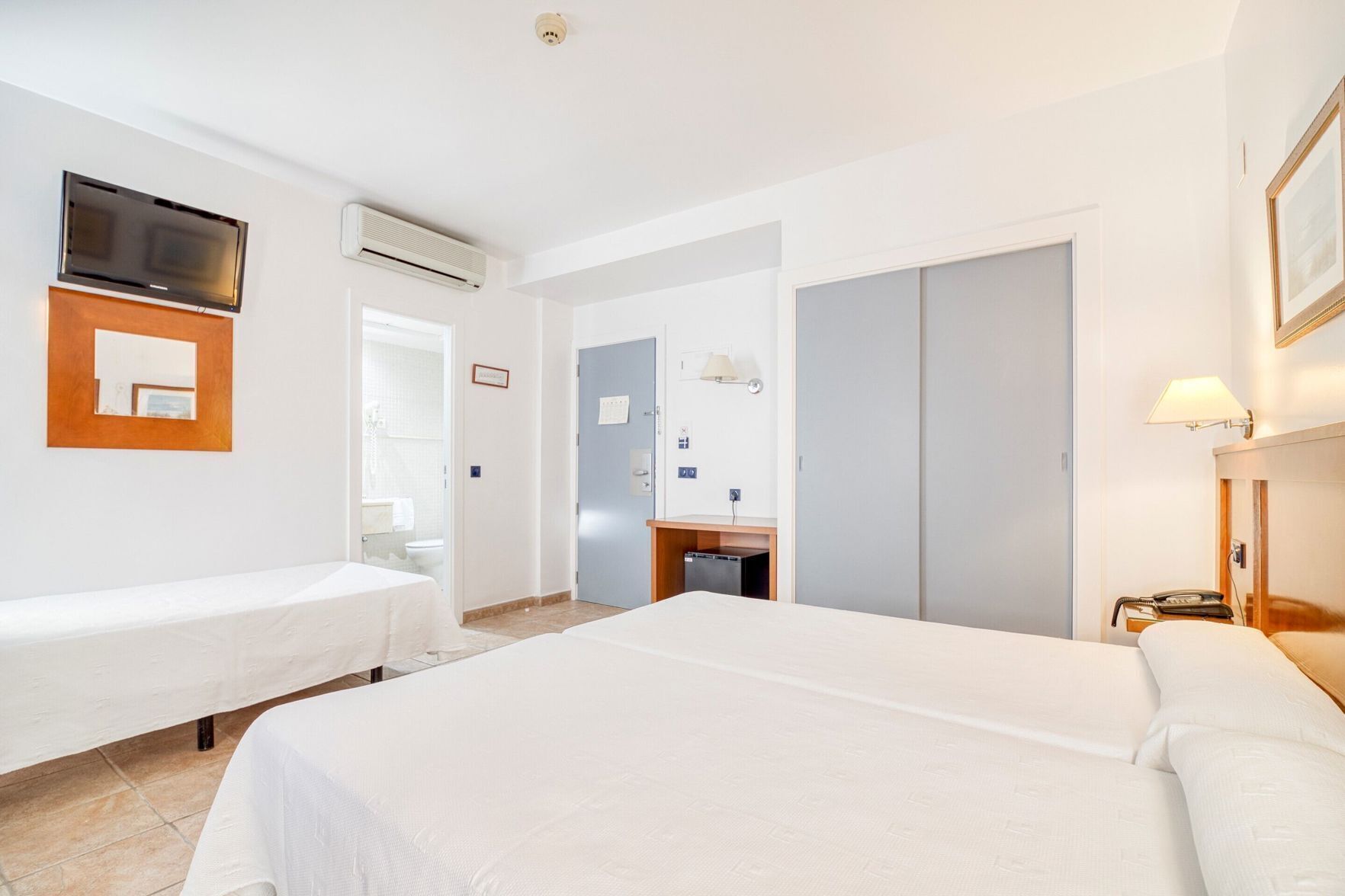 Minibar, caja de seguridad en la habitación y muebles diferentes 