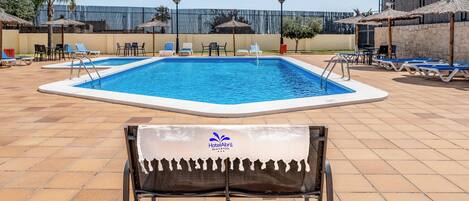 Kauden mukainen ulkouima-allas