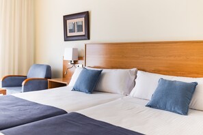 Habitación con 1 cama matrimonial o 2 individuales | Caja de seguridad en la habitación, escritorio y wifi gratis 
