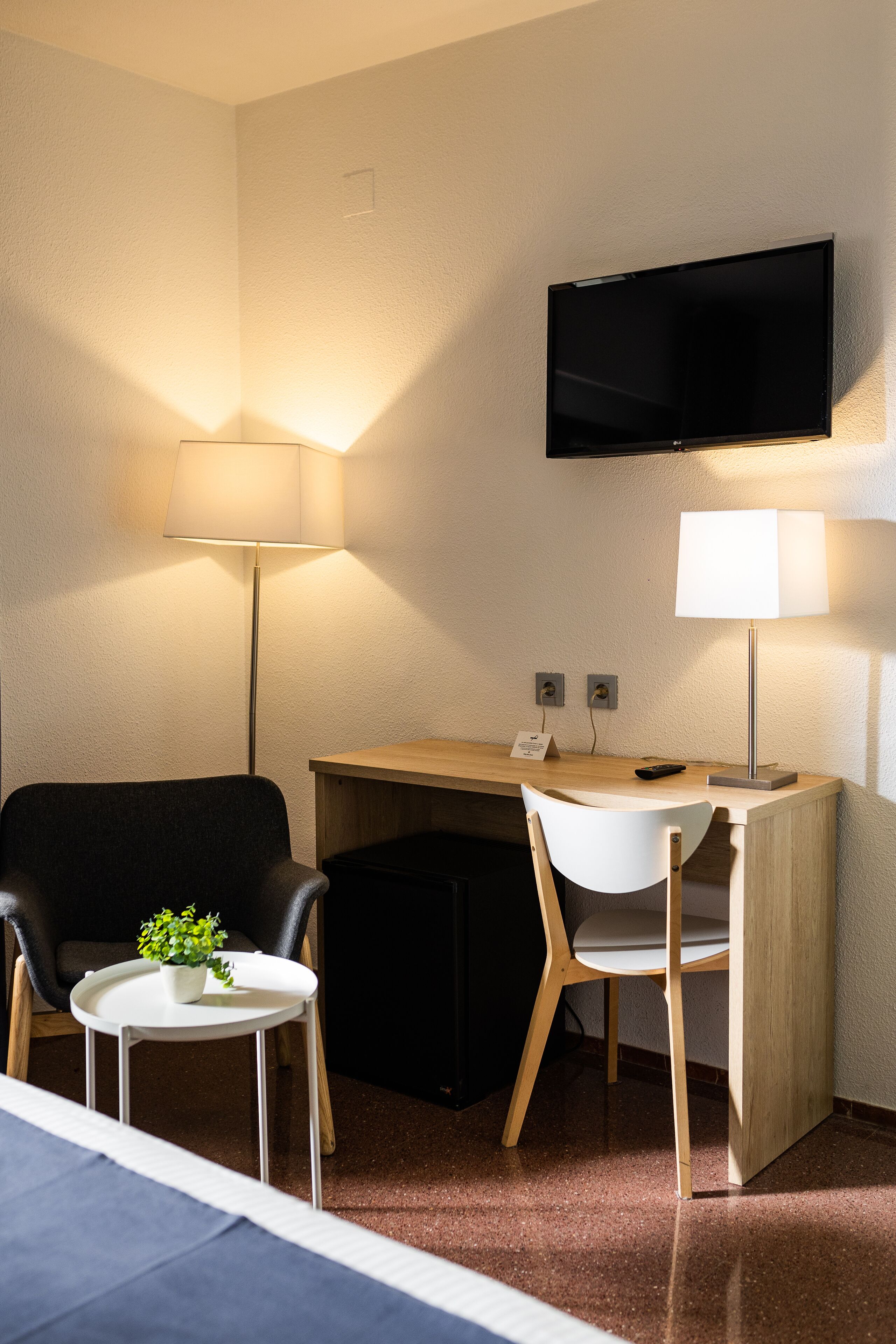 Habitación con 1 cama doble o 2 individuales | Caja fuerte, escritorio, wifi gratis y ropa de cama