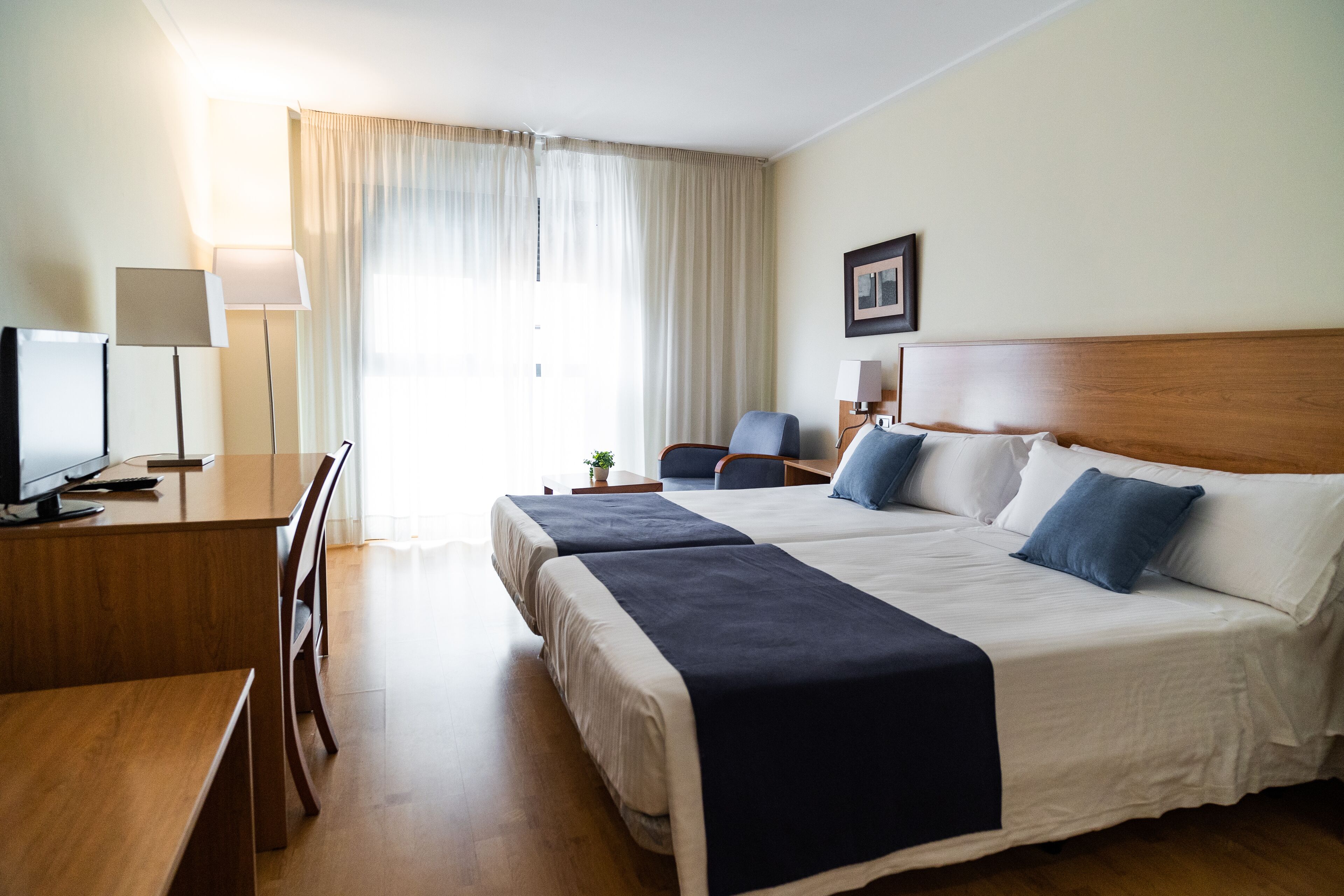 雙人或雙床房 | 客房內保險箱、書桌、免費無線上網、床單