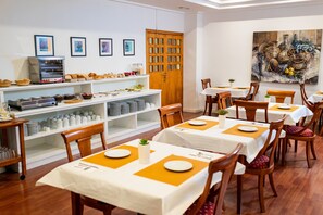Petit déjeuner buffet (7.50 EUR par personne)