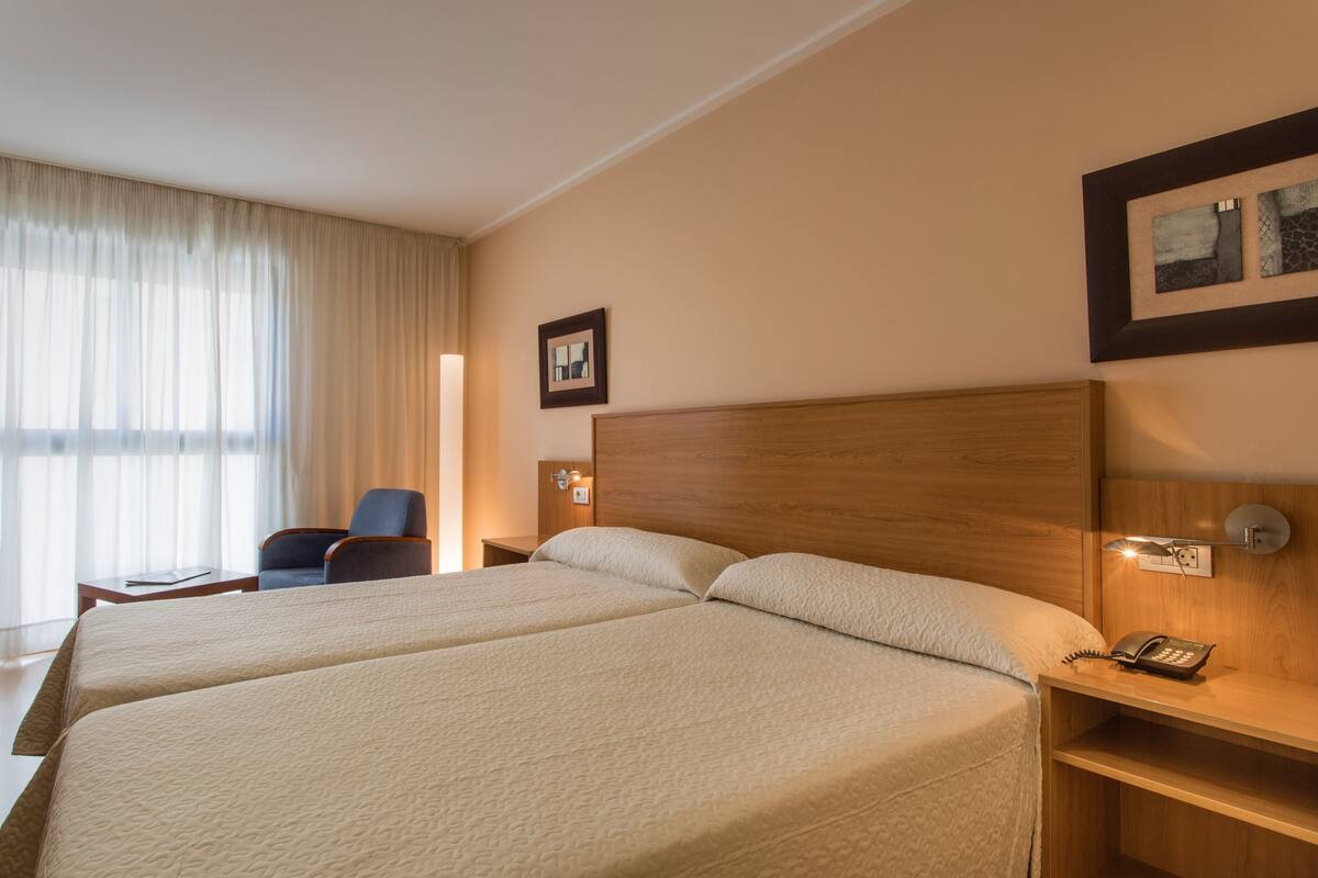 Coffres-forts dans les chambres, bureau, Wi-Fi gratuit, draps fournis