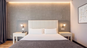Habitación doble de uso individual | Edredón, caja de seguridad en la habitación y escritorio