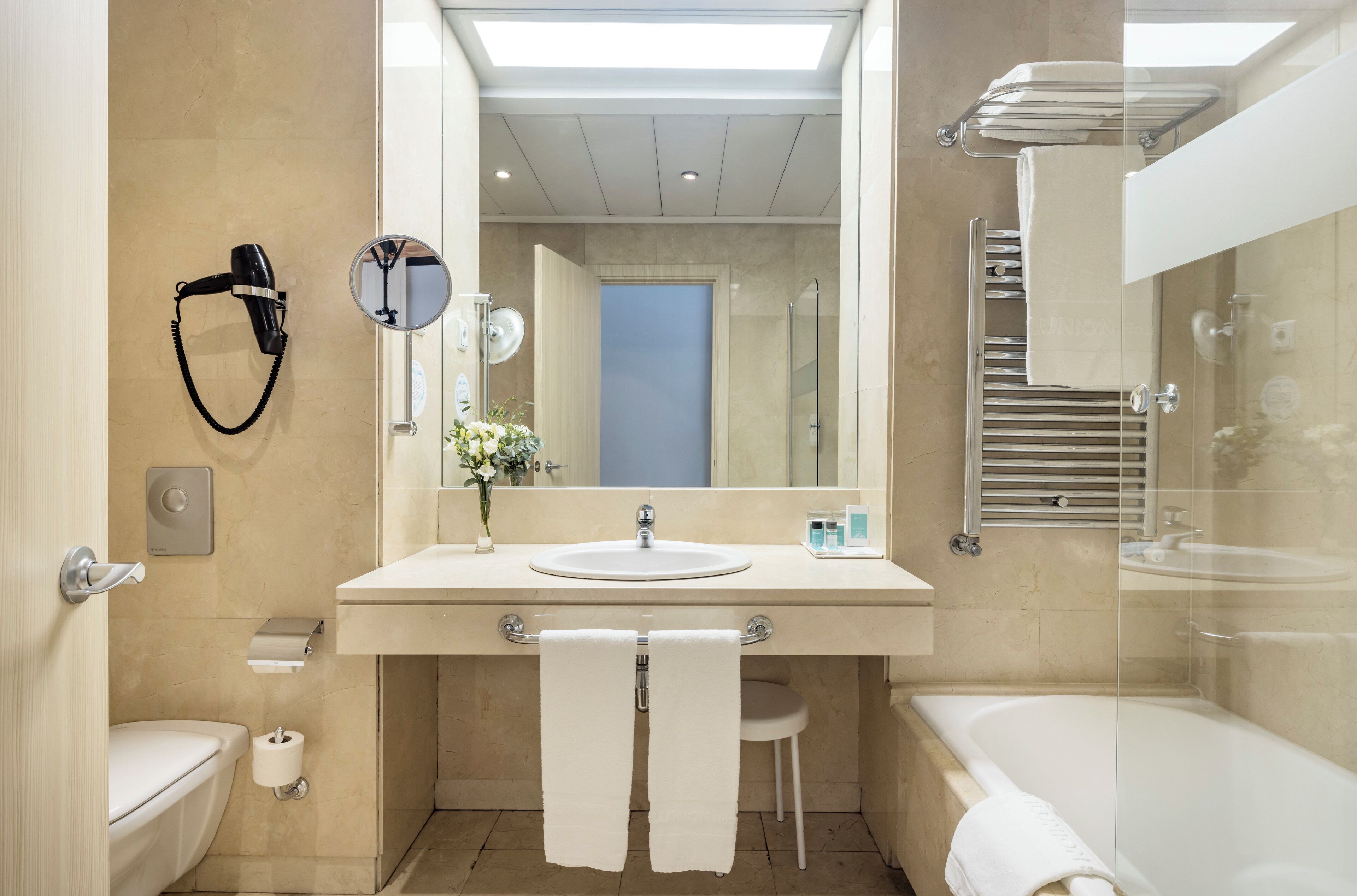 combined shower/bathtub, eco-friendly toiletries, hair dryer, bidet