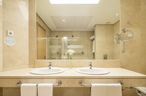 Combined shower/bathtub, eco-friendly toiletries, hair dryer, bidet
