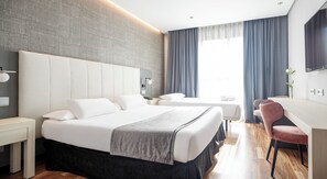 Down duvets, in-room safe, desk, blackout curtains - Hotel ILUNION Alcalá Norte (Madrid)