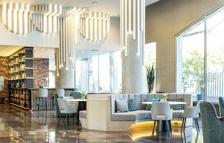 Salottino della hall. Hotel ILUNION Alcalá Norte