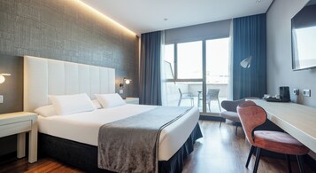 Grand-Doppelzimmer, 1 King-Bett, Terrasse | Daunenbettdecken, Zimmersafe, Schreibtisch, Verdunkelungsvorhänge