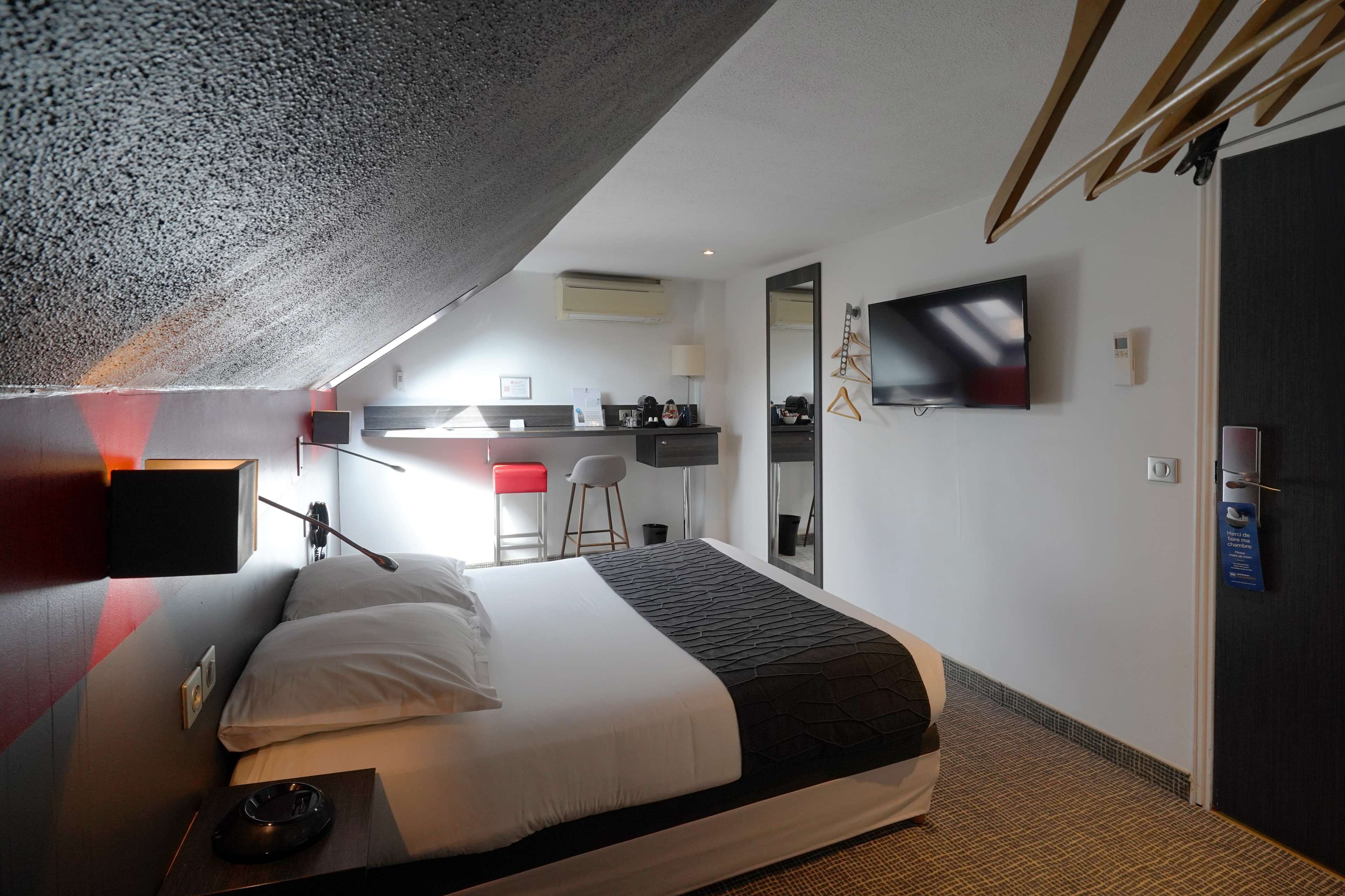 superior room, 1 double bed (larger room) | in-room safe, desk, soundproofing, free wifi