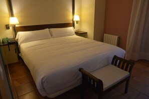 Minibar, in-room safe, desk, iron/ironing board - Hotel Jardines de la Santa (Totana)