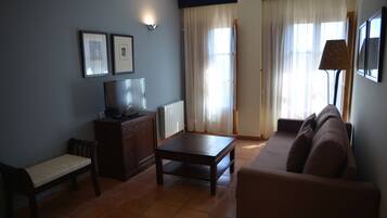 Superior tweepersoonskamer (salon) | Een minibar, een kluis op de kamer, een bureau