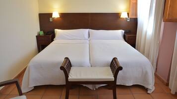 Minibar, coffres-forts dans les chambres, bureau