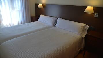 Habitación cuádruple superior | Minibar, caja fuerte, escritorio y tabla de planchar con plancha