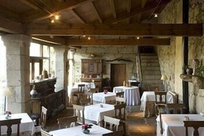 Se sirven desayunos, comidas y cocina española con vista al jardín