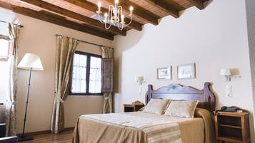 Habitación individual | Minibar, caja fuerte, decoración individual y mobiliario individual