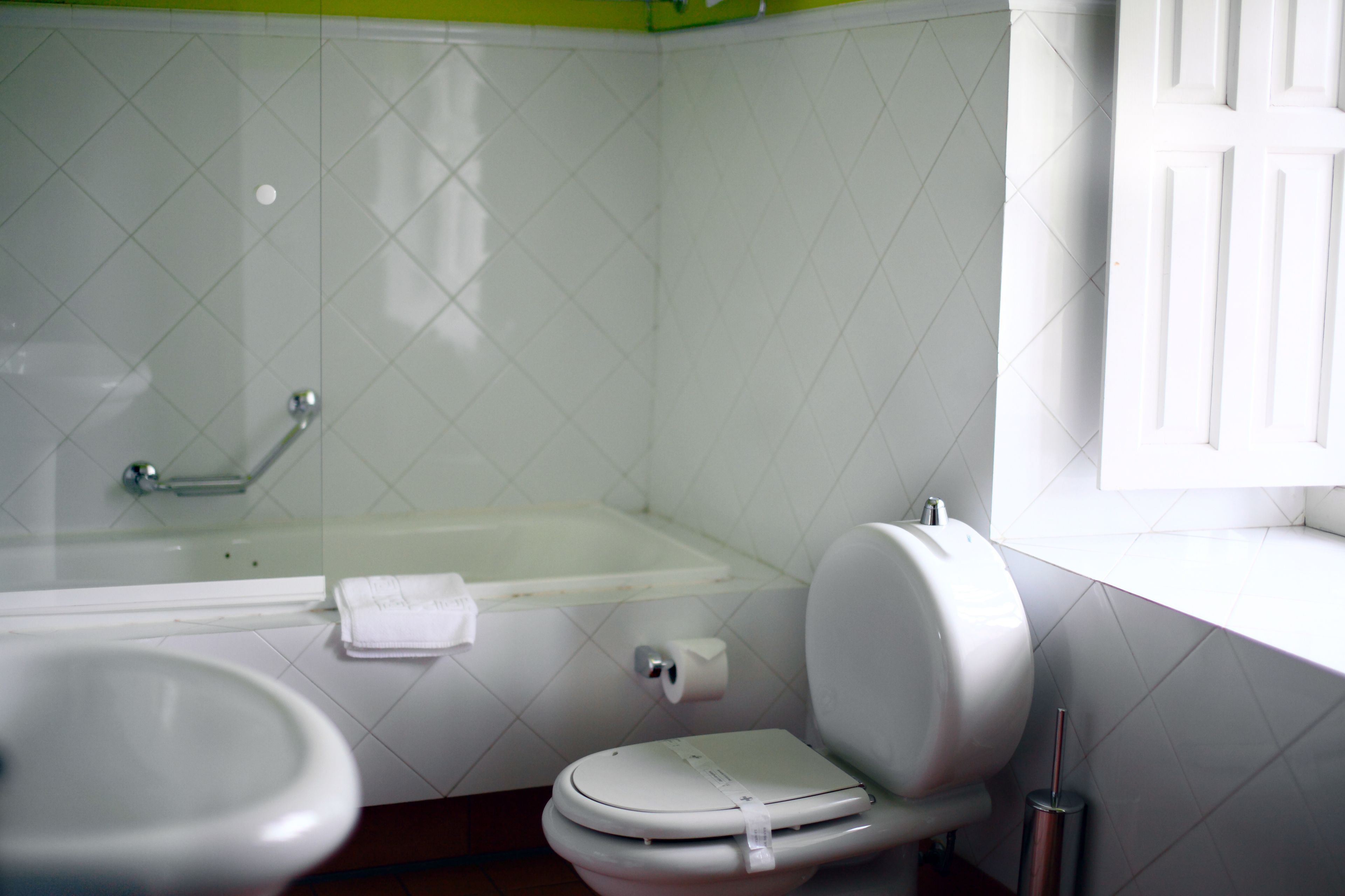 A bathroom with a toilet, sink, and bathtub.