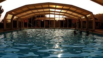 Una piscina al aire libre de temporada