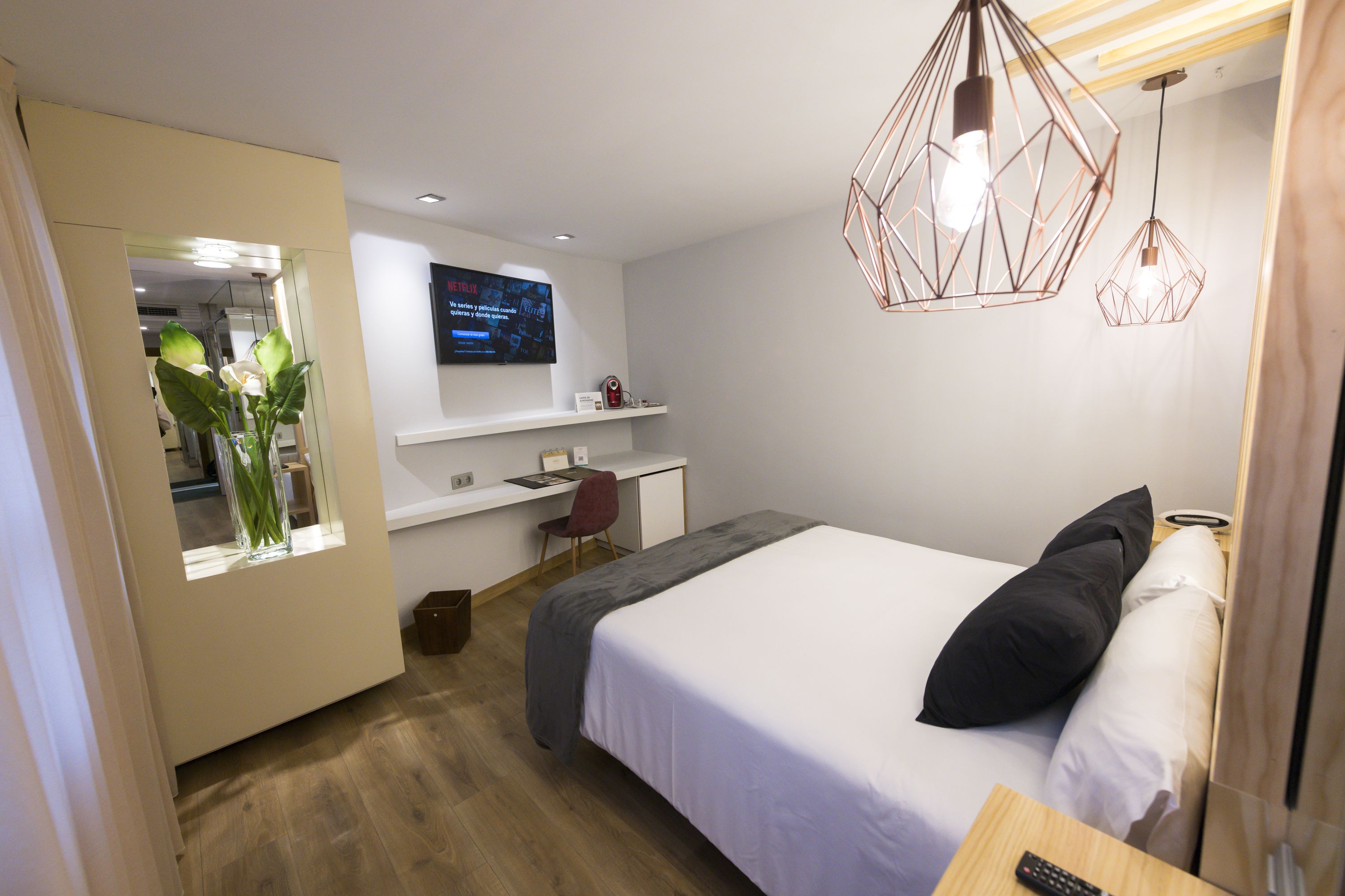 minibar, desk, soundproofing, iron/ironing board