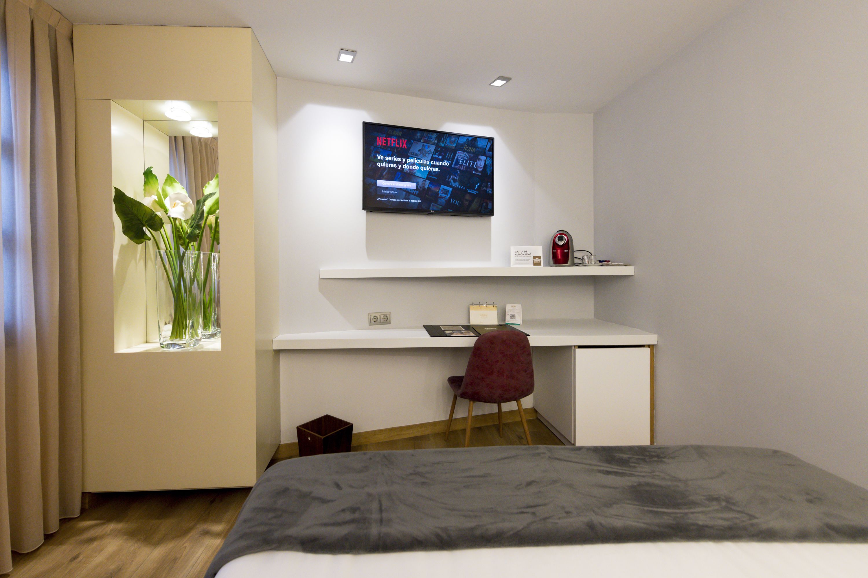 minibar, desk, soundproofing, iron/ironing board