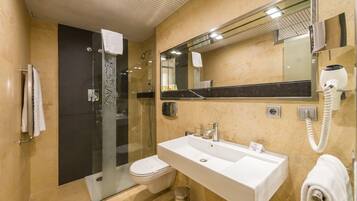 Articles de toilette gratuits, sèche-cheveux, serviettes fournies