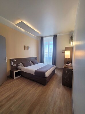 Chambre Standard, 1 lit double | Coffres-forts dans les chambres, chambres insonorisées, Wi-Fi gratuit