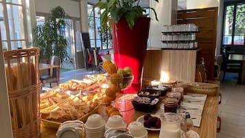 Tägliches Frühstücksbuffet gegen Gebühr