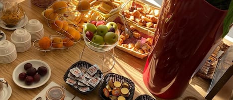 Frokostbuffé hver dag (mot et tillegg)