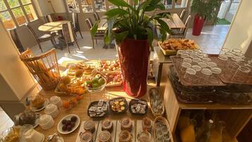 Un bufé de desayuno con diversas opciones de comida y bebidas.