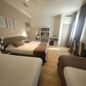 Chambre Standard, plusieurs lits | Coffres-forts dans les chambres, chambres insonorisées, Wi-Fi gratuit