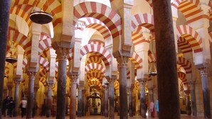 Un intérieur d’époque, caractérisé par des arches et des colonnes, qui ressemble probablement à un bâtiment public ou à un musée.