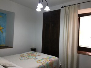 Habitación con 1 cama doble o 2 individuales | Caja fuerte, decoración individual, cortinas opacas