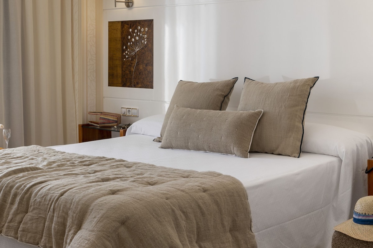 Premium bedding, free minibar items, in-room safe, desk