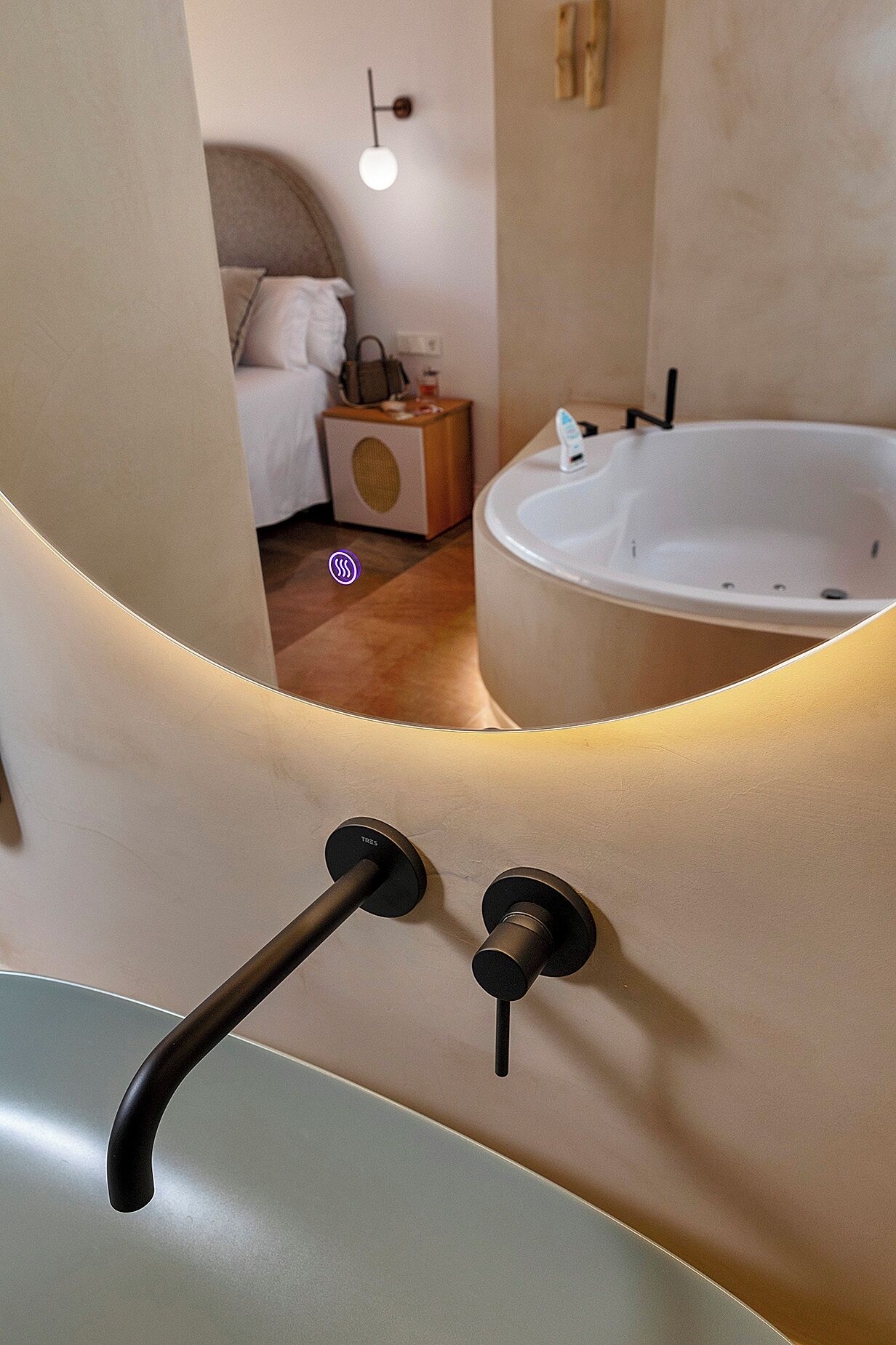 Een badkamer met een bad, een douche en een toilet.