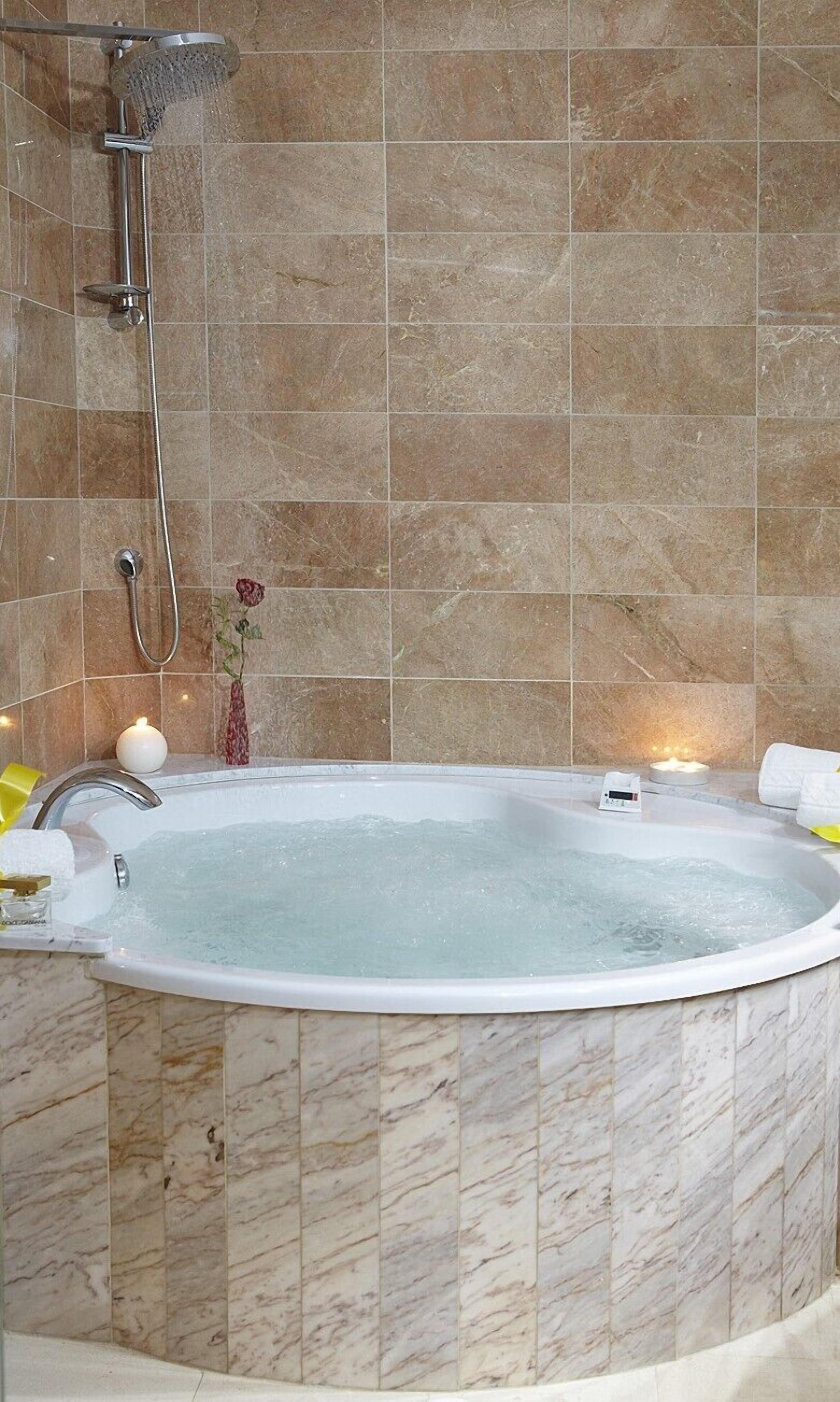 double room, jetted tub | jetted bathtub