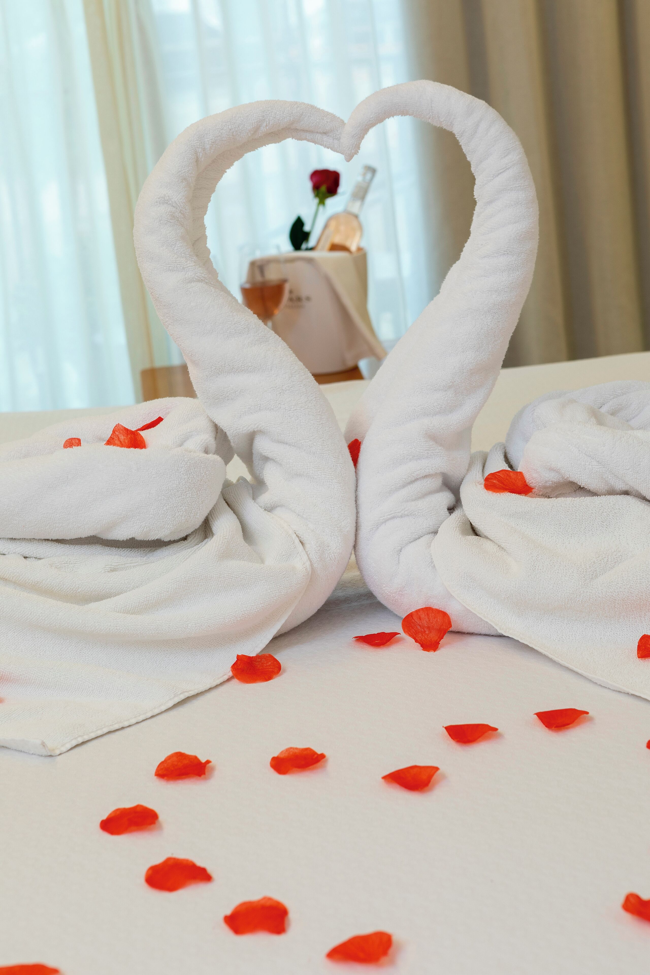 Romantisk dobbeltrom, massasjebadekar | Sengetøy av topp kvalitet, minibarvarer (inkludert) og safe på rommet