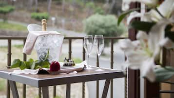 Deluxe double room hot tub (terrace) | Premium bedding, free minibar items, in-room safe, desk