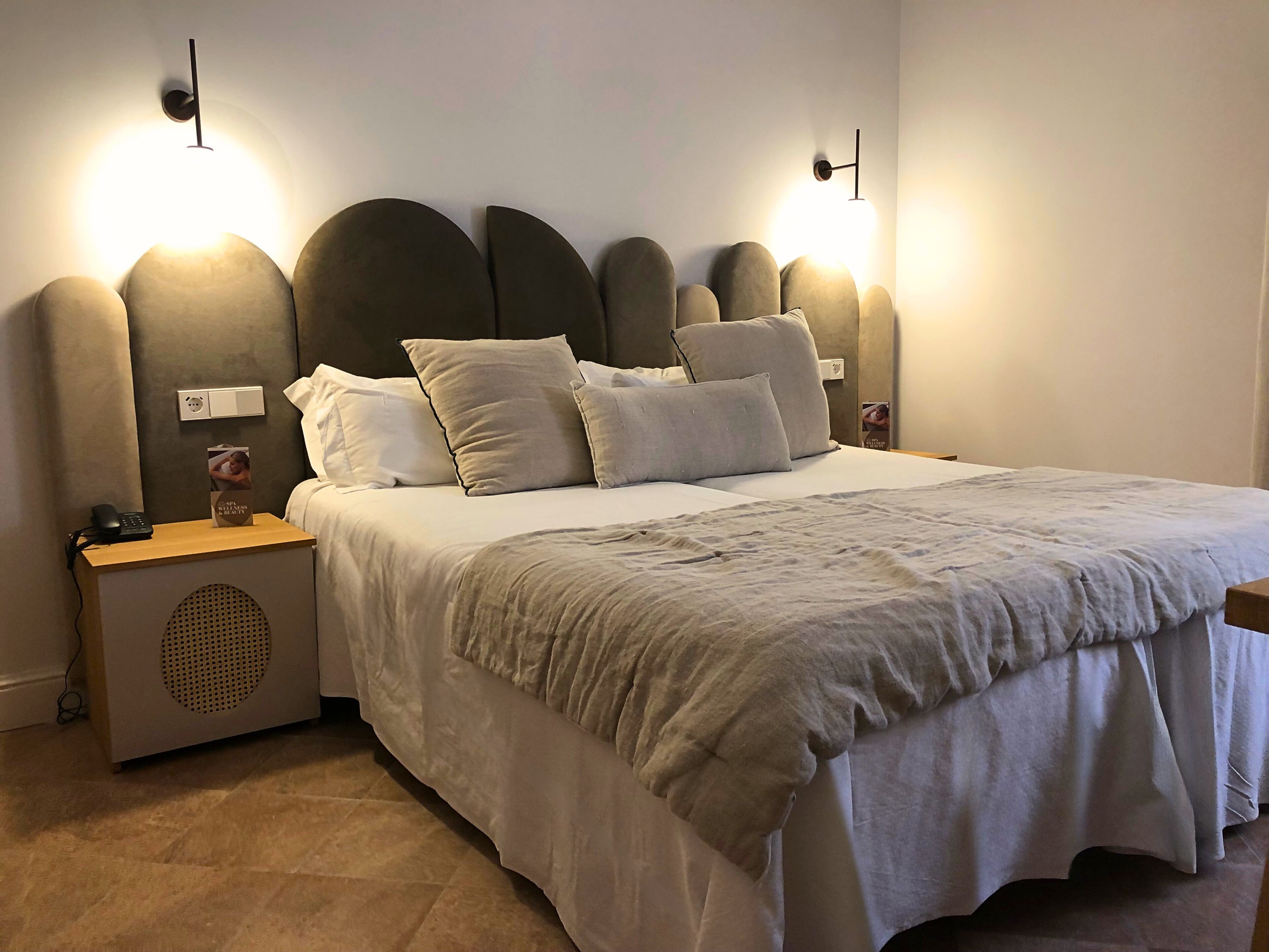 Dobbeltrom – standard | Sengetøy av topp kvalitet, minibarvarer (inkludert) og safe på rommet